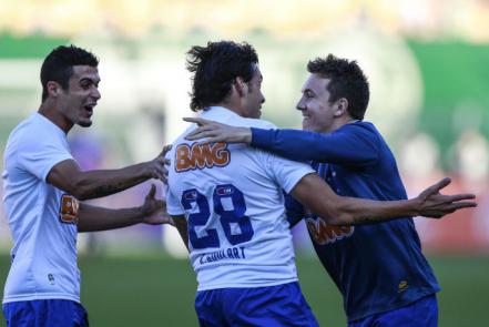 Ricardo Goulart fez mais um gol e chegou a artilharia do Brasileirão