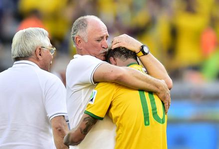 Neymar recebe beijo de Felipão na partida contra o Chile
