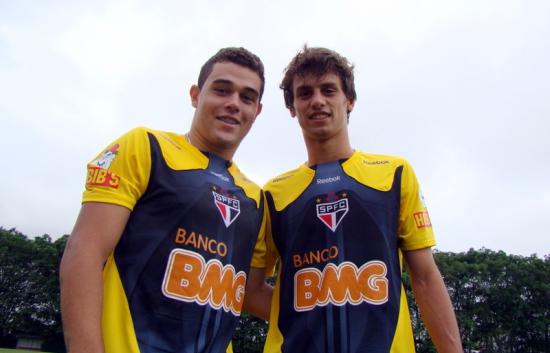 Rodrigo Caio, na direita, pode ser negociado com o Barcelona