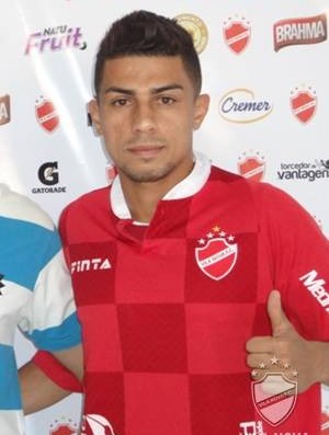 Paulinho comemora golaço e a primeira vitória do Vila Nova na Série B