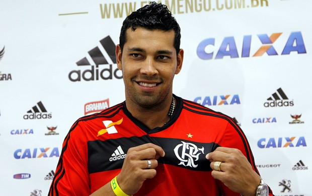 André Santos faz desabafo e diz: ‘Apanhei bastante’