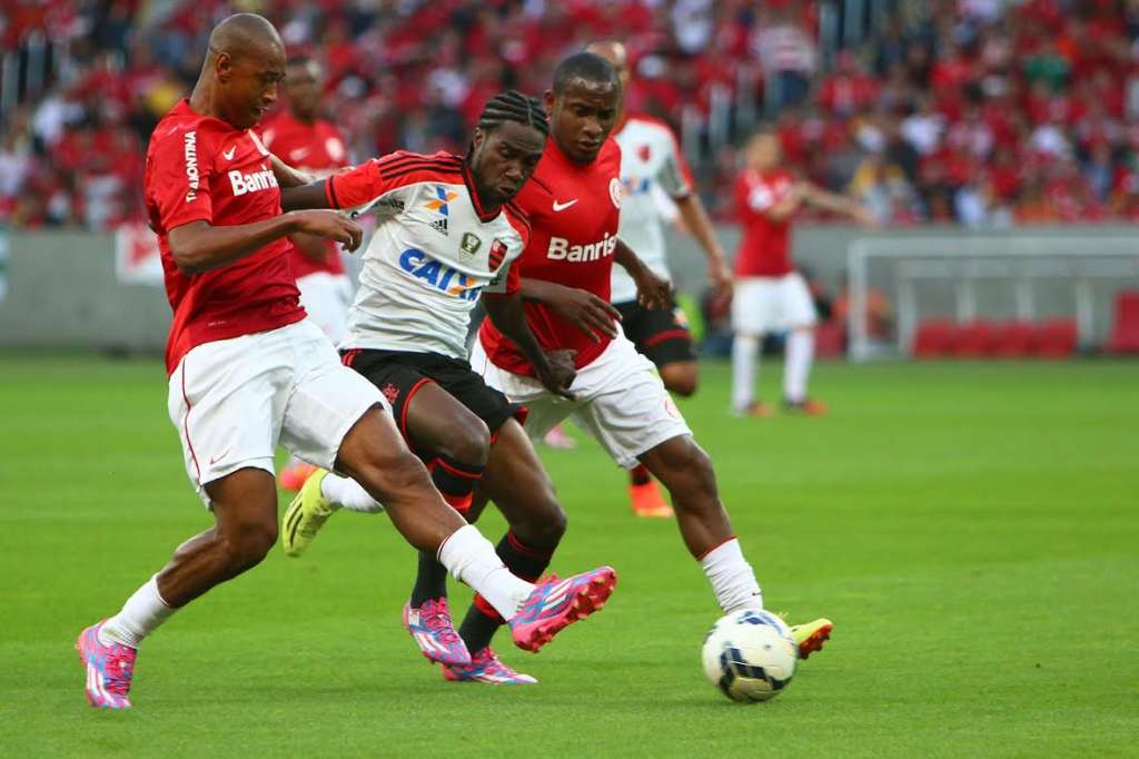 Fabrício celebra gol marcado pelo Inter