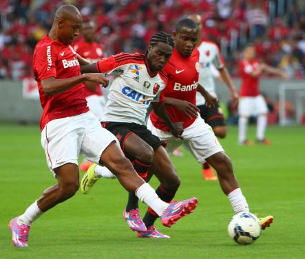 Fabrício em ação contra o Flamengo