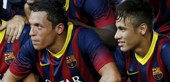 Após problema cardíaco, Adriano volta a treinar no Barça