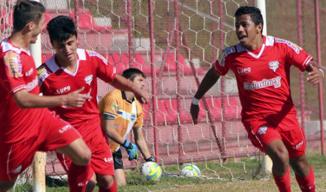 Os garotos do Grêmio Osasco comemoraram muito a vitória