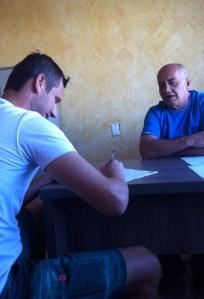 Melinho assinando contrato com a União Barbarense