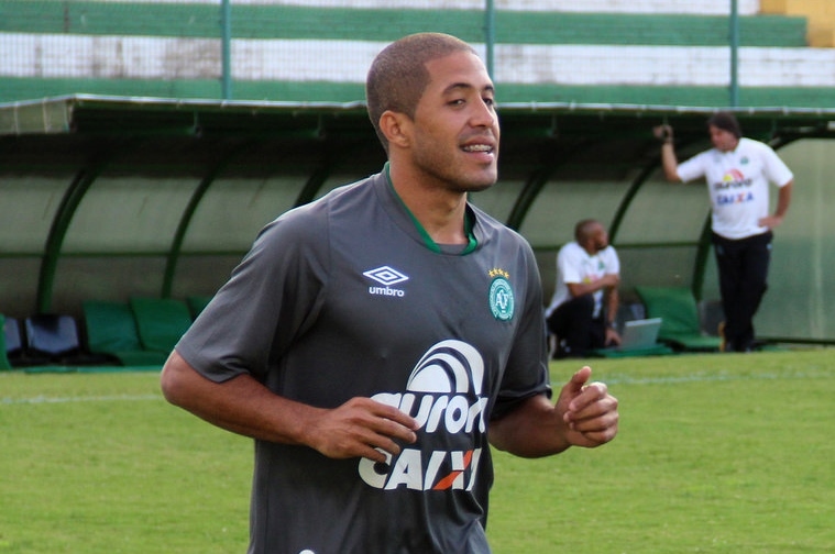 Volante da Chapecoense, Dedé avalia bom momento da equipe