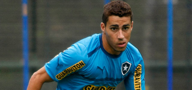 Gabriel luta para recuperar a posição no Botafogo