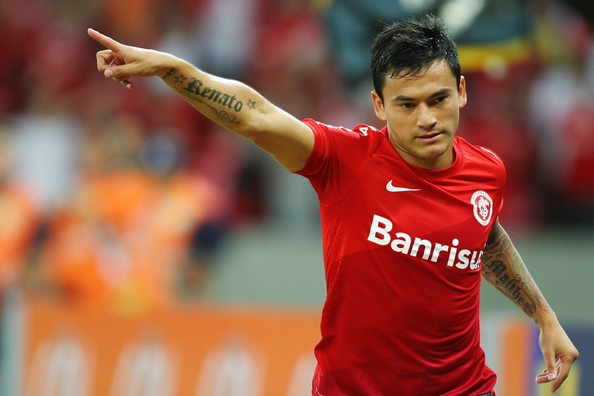 Alex treina bem e deve substituir Aránguiz no Internacional