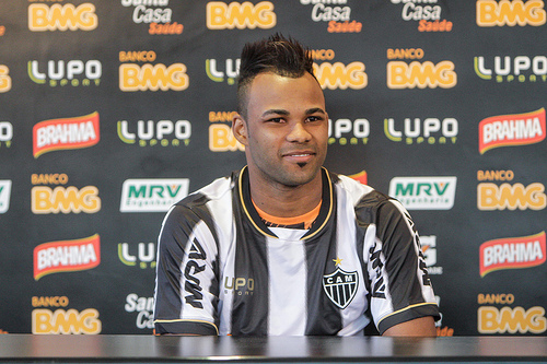 Indisponível, Fernandinho treina como titular no Grêmio