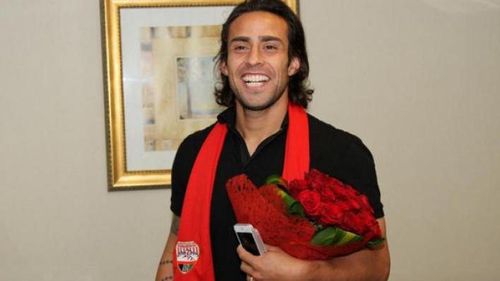 Valdívia é apresentado como o novo jogador do Al Fujairah