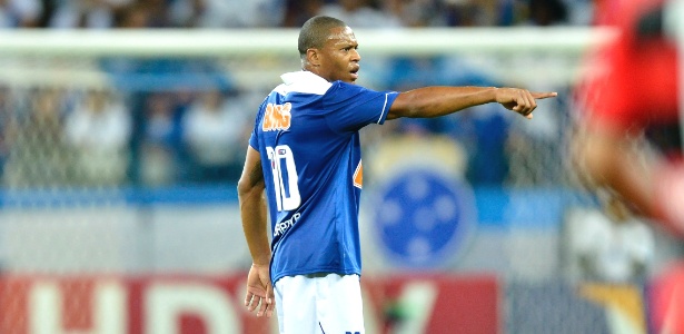 Júlio Baptista sofre lesão e vira desfalque no Cruzeiro