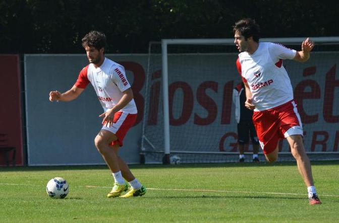 Kaká treina com a camisa do São Paulo