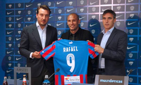 Espanhol: Ex-Grêmio, Rafael Martins se apresenta ao Levante