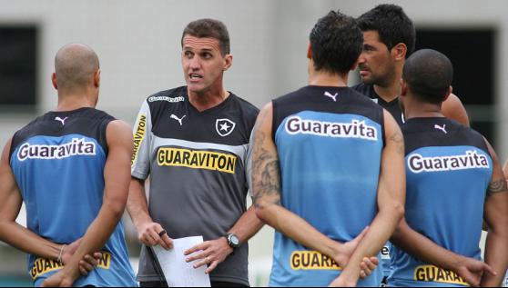 Vágner conversa com os atletas