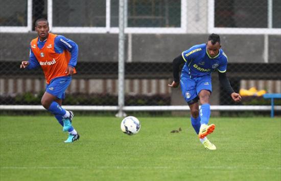Trabalho da equipe titular contra os reservas do Grêmio