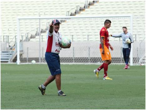 Chamusca orienta equipe durante treinamento - Divulgação/Fortaleza EC