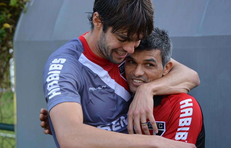 Muricy testa São Paulo com Kaká e Toloi como titulares