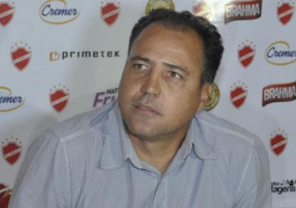 O técnico Márcio Goiano segue confiante em livrar o Vila Nova do rebaixamento