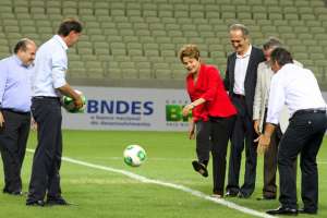 Dilma se reúne com clubes e quer acelerar lei de refinanciamento no futebol