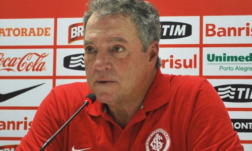 Internacional treina bola parada antes de viajar à Bahia