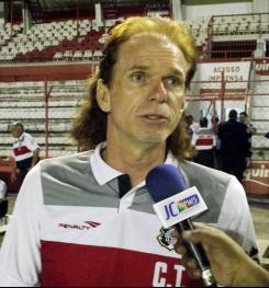 Sérgio Guedes balança após três derrotas seguidas