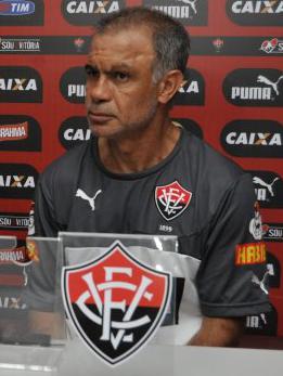 Jorginho quer mais futebol do Vitória para fugir da rabeira