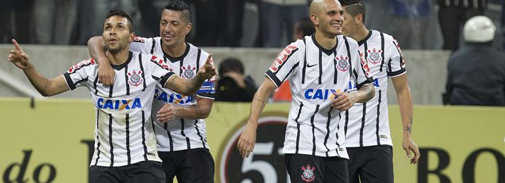 Corintianos comemoram gol que deu ao timão a vice-liderança, só atrás do Cruzeiro.