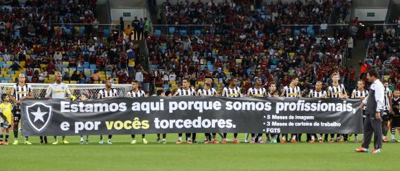 Botafoguenses protestaram antes do jogo por salários atrasados