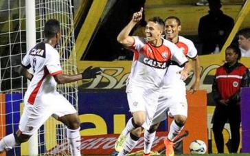Caio comemora um dos seus gols