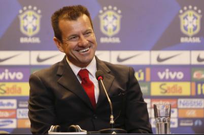Dunga diz querer Neymar jogando em função do time