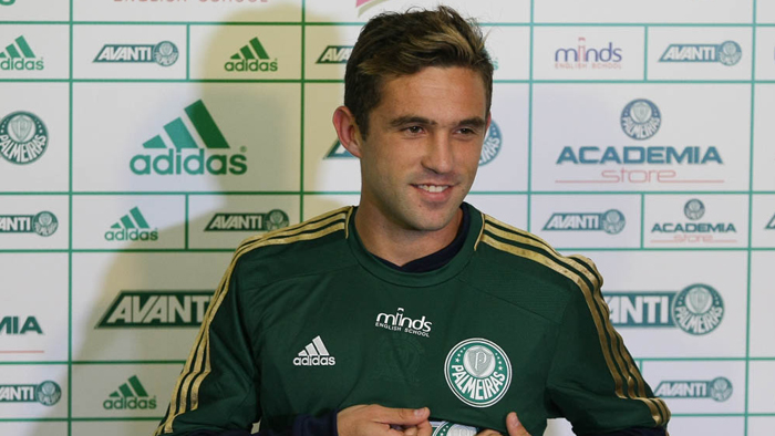 Meia Allione exibe confiança em chegada ao Palmeiras