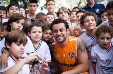 Fred com torcedores mirins do Fluminense