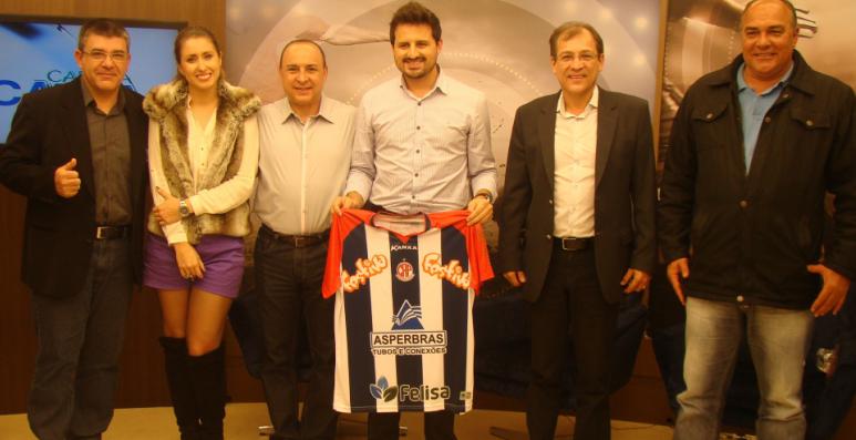 Equipe da Cadeira Cativa e Roger Willians com a camisa do Penapolense, produzida pela renomada Kanxa. - Foto: Eduardo Júnior