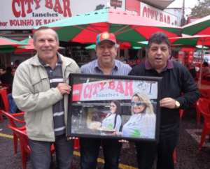 Ex-craque do Santos e diretor do Futebol Interior premiam o City Bar