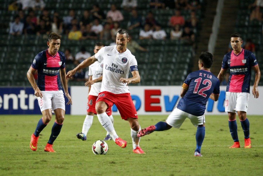 Ibrahimovic marca três e PSG goleia time de Hong Kong