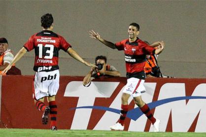 Feltri comemora gol com a camisa do Atlético-GO