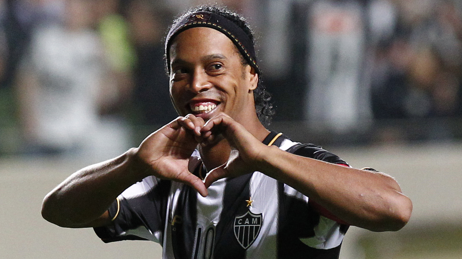 Assis publica vídeo com lances de Ronaldinho Gaúcho em treino do