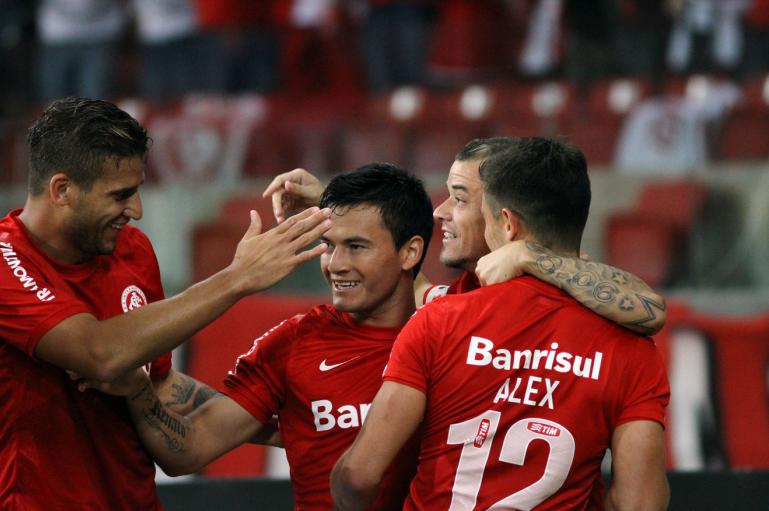 Rafael Moura, Aránguiz, D'Alê e Alex comemoram o gol do Inter