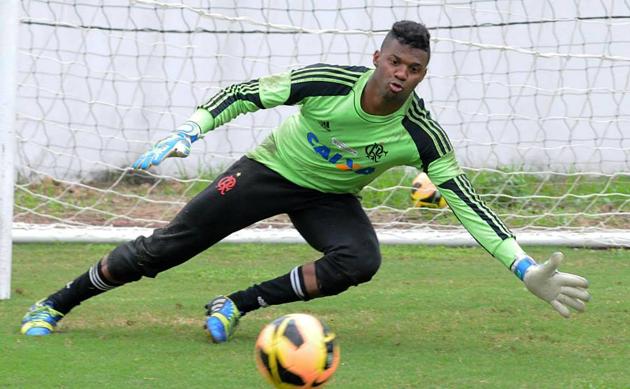 Barrado por Luxa, goleiro Felipe pode deixar o Flamengo