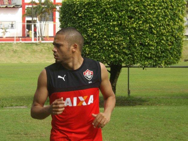 Adriano, ex-Santos, desfalca Vitória contra o Grêmio no Brasileirão