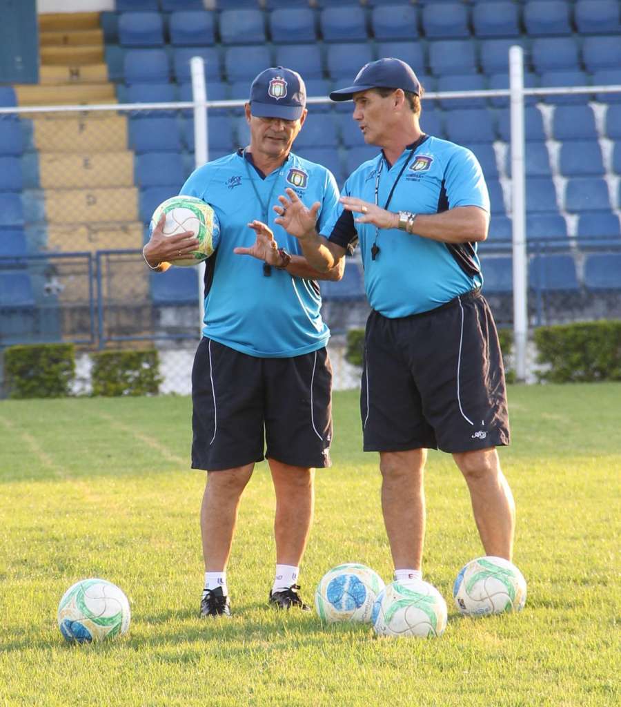 Série C: Após jogo-treino, Paulo Roberto estuda mudanças no ataque do São Caetano