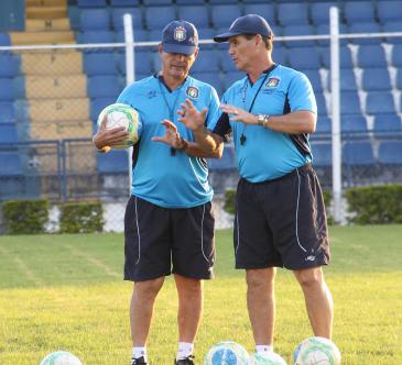 Paulo Roberto, à direita, pode fazer mudanças no Azulão