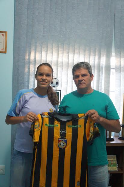 Helmute Lavisch , presidente da FMF, recebe visita de jogadora da seleção