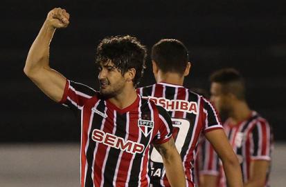 Pato bateu pênalti com força, depois de receber a bola das mãos de Rogério Ceni