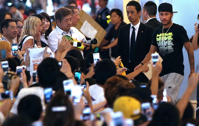 Espanhol: Em viagem ao Japão, Neymar diz estar melhor de lesão