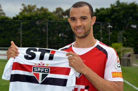 Vitória contrata Roger Carvalho