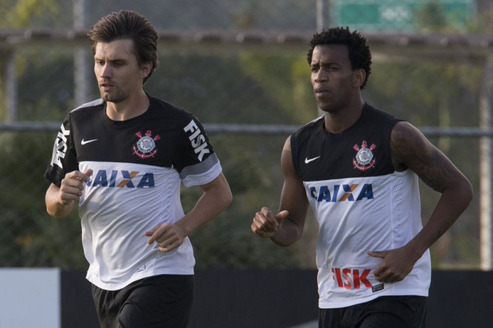 Corinthians fecha contrato com Gil até o fim de 2018