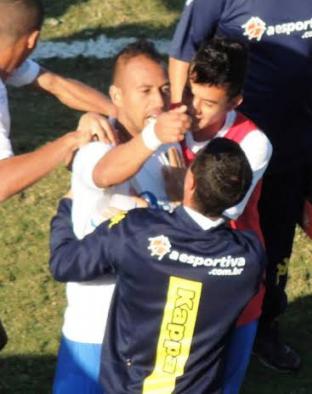 Rodriguinho marcou o primeiro gol do clássico do ABC