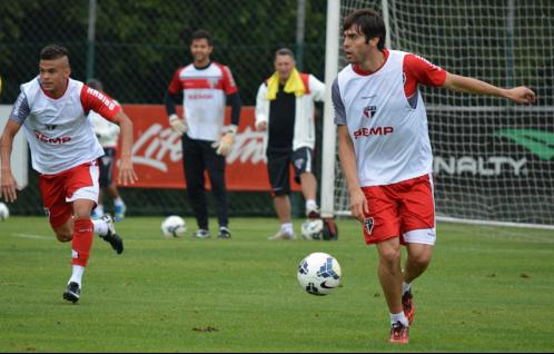 Com dores na panturrilha, Kaká adia retorno ao Morumbi